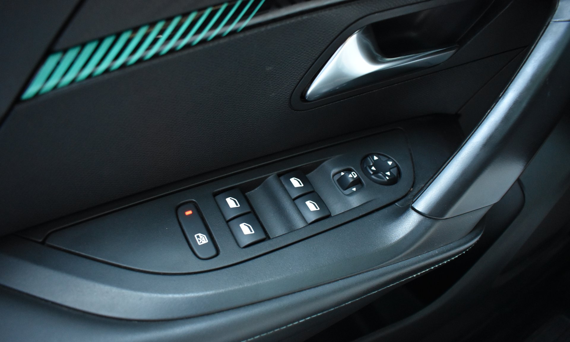 Peugeot 2008 2021 ALLURE PLUS-1.2 PURE TECH-130 S&S-EAT8 — 20